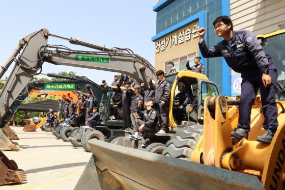 ���̴� Ư���Ǽ����� �л����� �ǽ� �� ����Կ��ϰ� �ִ�./��������=���̴�