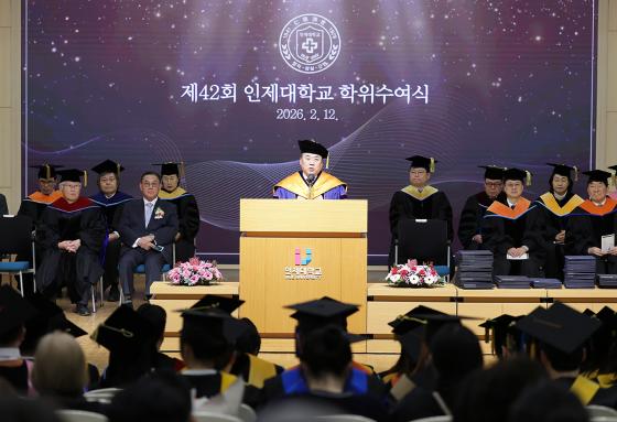 ������ ������ ������ '��42ȸ ����������'���� �����Ļ��ϰ� �ִ�./��������=������