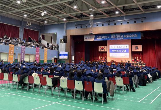 �浿�� ���������� ���������Ŀ� �����ϰ� �ִ�./��������=�浿��