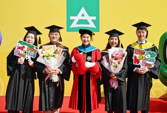 ������ ������̹��� ����(���)�� ��������� ����Կ��ϰ� �ִ�./��������=������̹���