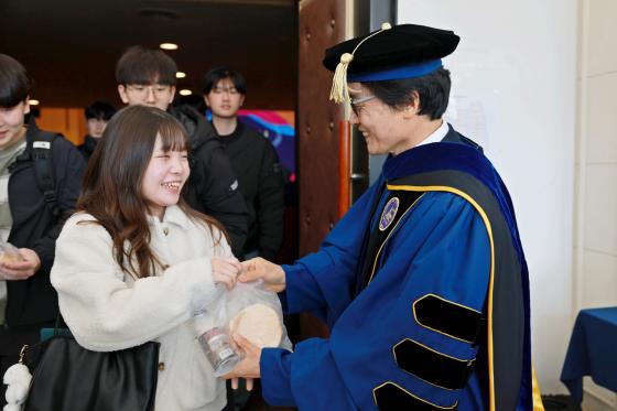 ������ ������ ������ ���Ի����� ���� ������ �����ϰ� �ִ�./��������=������