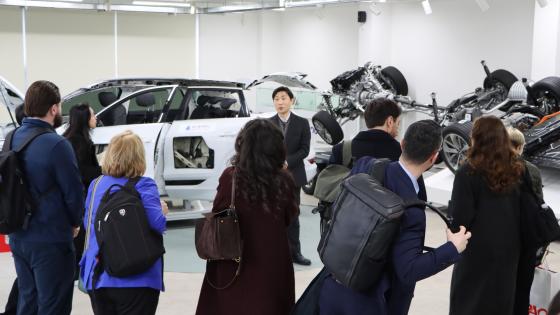 ���� �湮���� �뱸���縯�� �̷������Ƽ �������͸� �ѷ����� �ִ�./��������=�뱸���縯��