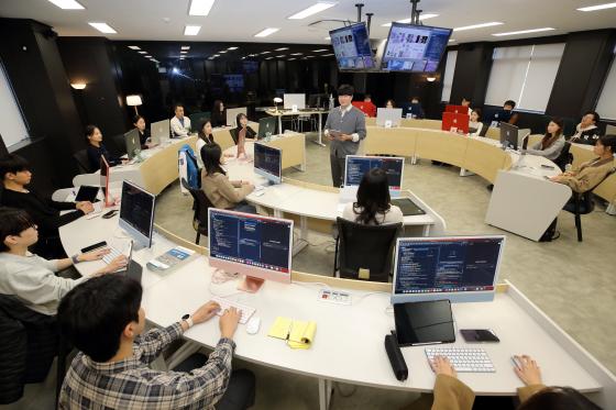 ����� �ǿ���а� �л����� �޵��� AI�ǽ��ǿ��� ������ ��� �ִ�./��������=�����