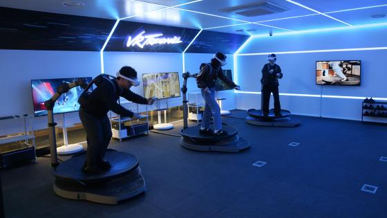 �뱸���縯�� �л����� �߾ӵ����� '������ ����Ŀ ��'���� VR Ʈ����� 'Omni One'�� ü���ϰ� �ִ�./��������=�뱸���縯��