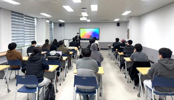 ������� �λ� ����ڰ� ����� ���л��� �������鿡�� �Ϻ� ����� �ʿ��� ������ �����ϰ� �ִ�./��������=�����