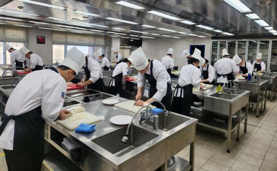 �浿�� '�ѽ����� ���� ��������'�� �����ϴ� û�ҳ���� �ǽ��ϰ� �ִ�./��������=�浿��