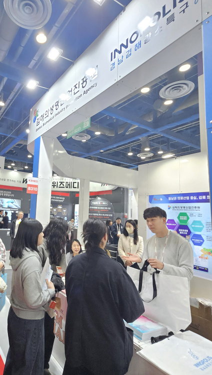 ������ �泲���ذ���Ư�� �����ڰ� 'KIMES 2026'�� Ư�� �� �ǻ��� �Ƿ��� ����� ����� �Ұ��ϰ� �ִ�./��������=������