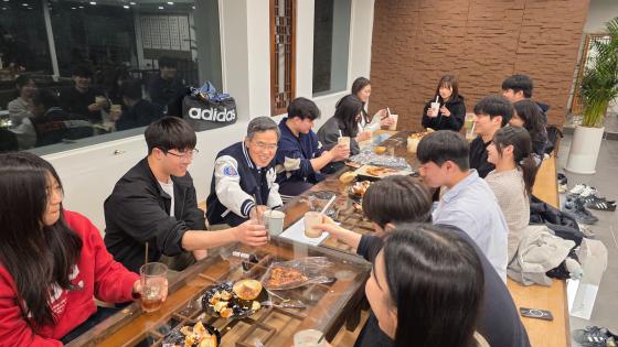 ����� �ѱ�� ������ '��ǰ���丵' ������ ���� �Ļ��ϰ� �ִ�./��������=�ѱ��