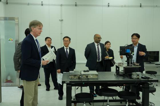 ASU �湮���� �ѱ����д� ��1ķ�۽� �ݵ�ü���ձ������͸� �ѷ����� �ִ�./��������=�ѱ����д�