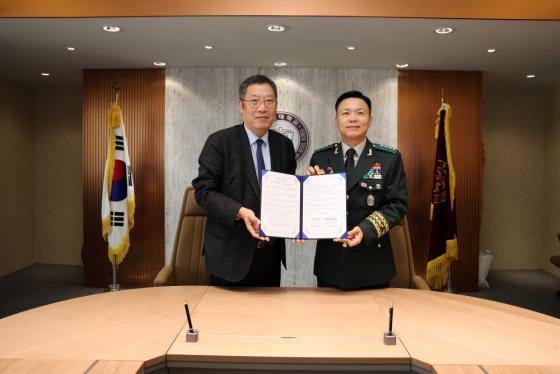 ������ ����� ����(����)�� ���ļ� ��������б����� �������� �� ����Կ��ϰ� �ִ�./��������=�����