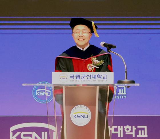 �谭�� ����� ������ ���ӻ��ϰ� �ִ�./��������=�����