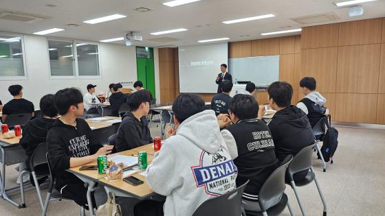 �谭�� �丮���۴� ��ǥ�� �浿�� �л����� ������� â���� ���� �����ϰ� �ִ�./��������=�浿��