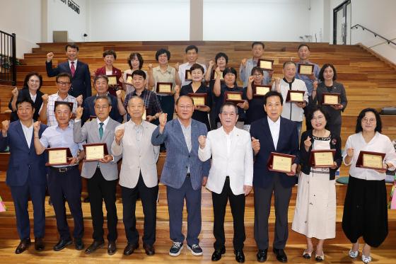 박용석 충북보건과학대 총장(앞줄 가운데)이 제1기 파크골프 최고위 과정 수료생들과 기념촬영하고 있다./사진제공=충북보건과학대