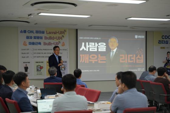 유길상 한기대 총장이 보직교수와 행성부서장을 대상으로 강연하고 있다./사진제공=한기대