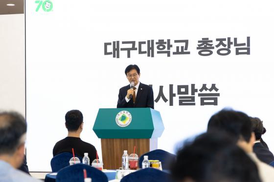 ����� �뱸�� ������ ��������Ŀ��� �λ縻�ϰ� �ִ�./��������=�뱸��